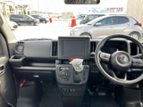 運転席まわりは視界が広く、前方から計器類まで見渡しやすいレイアウトです。各部がすっきりまとまり、毎日の乗り降りや運転時にもなじみやすい空間です。