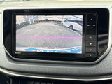 後方の様子をモニターで確認でき、駐車時やバック時の周囲確認に役立ちます。画面上の目安線も参考にしながら、車庫入れや狭い場所での操作をサポートします。