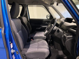 前席はゆったりとした座面と背もたれで、運転席・助手席ともに落ち着いて過ごせる空間です。前方や左右の窓から周囲を見渡しやすく、乗り降りもしやすい室内です。