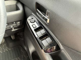 運転席側のドア部。こちらのスイッチでドアミラーの角度調整やパワーウィンドーの操作が可能になります。