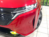 【LEDヘッドライト】悪天候や夜間走行時も良好な視界を確保し安心して運転できる高輝度LEDヘッドライトを装備!点灯速度が早く、消費電力も抑えられています。