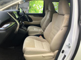 運転席と助手席は明るい色合いでまとめられ、座面と背もたれにゆとりが感じられます。前方の視界も確保され、乗り込んだ際に落ち着いて過ごせる室内です。