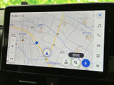 地図を大きく表示でき、現在地や周辺の道路を画面上で確認しやすいナビ画面です。目的地検索や地図表示へ進みやすいアイコン配置で、初めての場所へのお出かけにも便利にお使いいただけます。