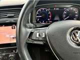 「ACC(アダプティブクルーズコントロール)」による前走車との車間距離を保った自動加減速が働きます。