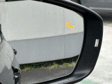 「ブラインドスポットディテクション」。後方死角ゾーンを走行する車両を検知して点灯。安全な車線変更をサポート。