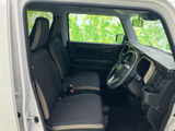 前席はゆったりとした視界が広がり、運転席と助手席それぞれに座りやすそうな形状です。落ち着いた色合いのシートで室内もまとまりがあり、乗り込んだ際の見通しも良好です。