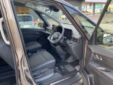 運転席まわりです。実際に座ってみて、乗り心地を体験してみてください,視界も良好です