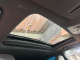 【大型サンルーフ】車内の解放感が一気に上がる大型のパノラマルーフ!季節を問わず開放的で快適なドライブをお楽しみいただけます。流通量も少なく希少価値の高い人気の装備です♪