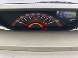 速度計とデジタル表示がまとまって配置され、運転に必要な情報を目の前で確認しやすいレイアウトです。表示が見やすく、乗車時にも車両の状態を把握しやすい点が日々の運転を支えます。