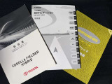 メンテナンスノート、取扱説明書です。 その車の整備記録が事細やかに記録されています。 車が生まれてから今までどのような道を歩んできたのか判るとても重要な物ですよ。