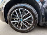 BMWの純正アロイホイールは軽量かつ強度にも優れているホイールで走行性能を引き上げる設計になっております。足元にもBMWは妥協がなくこだわっている個所になります。