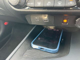 ◆ワイヤレス充電器◆オプション装備のワイヤレス充電器です。スマートフォンを置くだけで、USBコードを接続することなく手軽に充電を行えます。