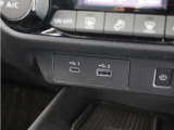 ◆USB接続端子◆スマホやiPodなどを接続して、いつもの音楽を車内でもお楽しみいただけます♪