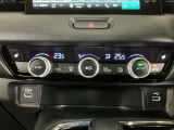 【左右独立オートエアコン】左右席で独立温度コントロールが可能です。運転席はキンキンに冷やして助手席はマイルドにと言った設定が可能です☆暑さ寒さでケンカすることもなくなりますね♪