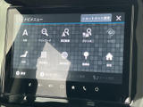 検索や目的地登録などの項目がアイコンで並び、使いたい機能を見つけやすい画面構成です。設定や周辺施設の検索にも対応し、日常の行き先選びをサポートします。
