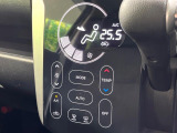 【オートエアコン】一度お好みの温度に設定すれば、車内の温度を検知し風量や温度を自動で調整。暑い&hellip;寒い&hellip;と何度もスイッチ操作をする必要はありません。快適な車内空間には必須の機能ですね♪