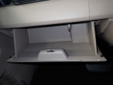 大型のグローBOXが装備されています。よく使うアイテムの収納に便利です、欲しい時にすぐに取り出せます♪