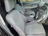 運転席と助手席を右側から写しました。ハンドルの左にはエアコンの吹き出し口があります。