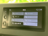 設定画面からサウンドや表示などの項目を選べるディスプレイを装備。画面上のメニューを確認しながら、使い方に合わせた設定を選択できます。音量調整やホームボタンも備わり、日常の操作に便利です。