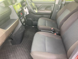 助手席側からも前席と運転席まわりを見渡しやすく、落ち着いた色調でまとまった室内です。座面の広さも感じられ、日常の乗り降りや移動に馴染みます。