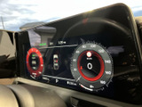 速度や走行に関する情報が画面に集約され、運転中に必要な表示を確認しやすい構成です。中央には車両周囲の表示もあり、状況把握に役立ちます。