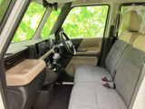 前席からフロントまわりを見渡しやすく、窓も大きく開放感のある運転席空間です。シートは落ち着いた色合いで、明るい内張りとの組み合わせも親しみやすい印象。毎日の移動を心地よく支えます。