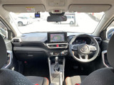 運転席から中央の画面やメーターを見渡しやすく、前方の視界も広々としています。シートには赤いラインが入り、落ち着いた色合いの室内にほどよいアクセントを添えます。