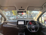 視界広々で運転しやすいインパネ