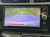 後方の映像に加えて目安となるガイド線も表示され、駐車時に周囲や車両との位置関係を確認するのに便利です。画面の案内に沿って、落ち着いて後方を確認できます。