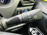 レバーには各種マークが表示され、必要な操作を目で確認しやすい設計です。運転席から手を伸ばしやすい位置にあり、乗り始めでも表示を見ながら扱いやすいのが魅力です。