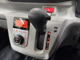 インパネシフトだから視線の移動も少なく足元もスッキリ♪運転席もゆったりしているのでゆとりを持ってドライブできますね!