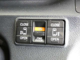 電動スライドドアのスイッチで車内からもスライドドアの開閉ができます。イージークローザー機能で半ドアになることも防止してくれます。