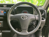 握りやすい円形のステアリングが運転席正面に配置され、メーターやナビ画面も視線の先にまとまっています。自然な姿勢で運転姿勢を整えやすく、毎日の移動を支えます。