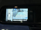 後方の映像に加えて車両周辺を確認できる画面表示があり、駐車時の位置合わせをサポートします。目安となるガイド表示も備わり、狭い場所での後退時に役立つ装備です。