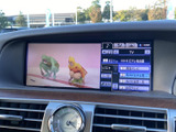 テレビ番組を画面で視聴できる装備です。停車中の待ち時間にも映像を楽しめ、チャンネル一覧から番組を選べるため、車内で過ごすひとときの楽しみが広がります。