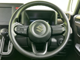 手元にスイッチがまとまり、運転姿勢を保ったまま各種操作に移りやすい配置です。メーターや周辺表示も確認しやすく、日々の運転を支える使い勝手に配慮されています。