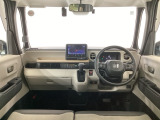 【前方視界】開放的な前方視界!運転がしやすく疲れにくいです♪窓が大きく、見通しがとっても良いおクルマですよ♪