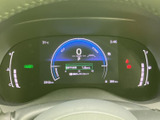 速度や燃料残量などの情報がまとまり、運転中に必要な表示を確認しやすいメーターです。警告灯の表示も備わり、車両の状況を把握する際に役立ちます。