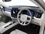インストルメントパネルは僅かに運転席側へと傾けられているほか、余計なスイッチ類を可能な限り排し、運転に集中しやすい環境を造り出しています。