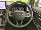 握りやすい形状で、運転姿勢を保ちながら手元のスイッチ類にも目を配れます。メーターや前方を見渡しやすい配置で、日常の運転時にも必要な操作へ手を伸ばしやすい設計です。