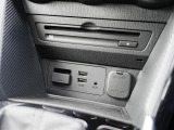 CD/DVD再生プレーヤーとフルセグTVチューナーを装備しています。また、USB端子も備えています。