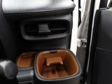運転席のカップホルダーはエアコンの吹き出し口にありますので冷やしたり温めたりすることが出来ます☆
