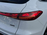 Audiのテールライトは、スタイリッシュで洗練されたデザインが特徴で、多くのモデルでLEDテールライトを採用しております。また、テールライトには動的ウィンカー機能が搭載されているモデルもあります。