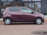右側面の外観です。前後のアルミホイールをご確認いただけます。