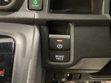 セレクトレバーの右に電子制御パーキングブレーキがあります。スイッチひとつで、停車した地点の傾斜などをシステムが検知・判断してブレーキ力を自動的に制御し、しっかり停車できるパーキングシステムです。