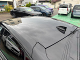 目立つキズ凹み等はありませんが、中古車という商品の特性ルーフには子キズや塗装しみがあります
