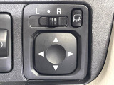 【電動格納ミラー】サイドミラーは電動格納式となっており、狭い駐車場でもキズがつくリスクを抑えられます。