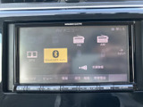 FM・AMのラジオやBluetooth Audioなど、AVメニューから利用したい項目を選べます。交通情報も確認でき、日常の移動時に役立つ機能をひとつの画面で把握しやすい構成です。