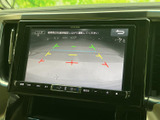 後方の映像に加えてガイド線も表示され、駐車時に周囲との距離感をつかむ目安になります。車庫入れや狭い場所での後退をサポートする、日常で頼れる装備です。