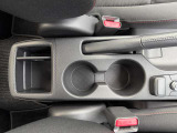 運転席と助手席の間にはドリンクホルダーと小物入れが!必要な時にさっと取り出せます◎